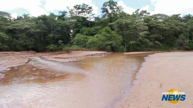 Lagos que deveriam ajudar a conter enchentes viraram filetes d’água