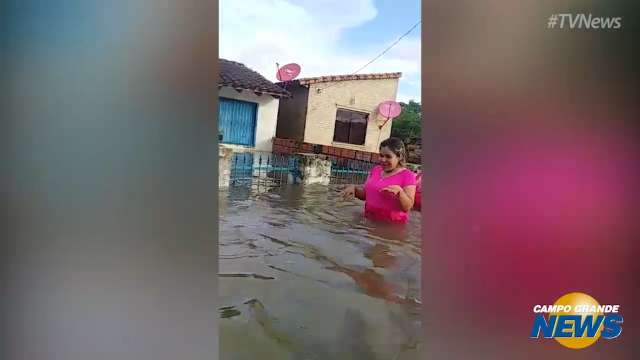 Nível de rio sobe e água invade casas