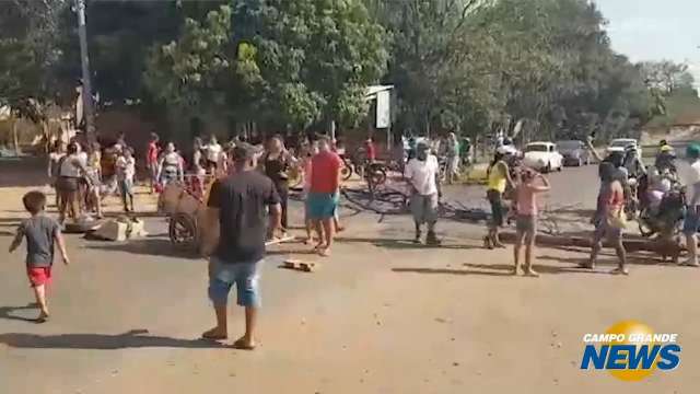 Moradores bloqueiam rua em protesto contra corte de ligações ilegais de energia