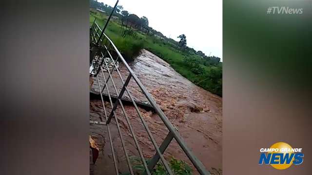 Moradores abrem comporta de represa para diminuir enchente