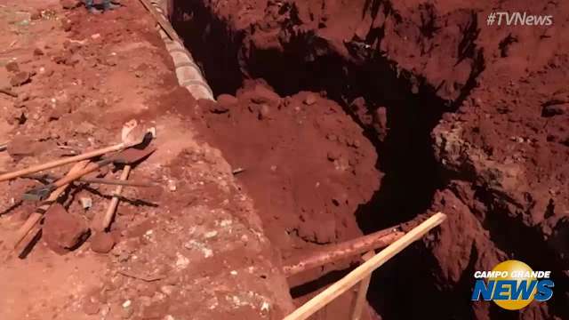 Homem é soterrado em desmoronamento de terra em obra durante drenagem