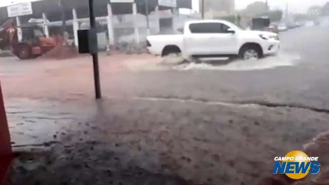 Chuva alaga comércios na Avenida Bandeirantes