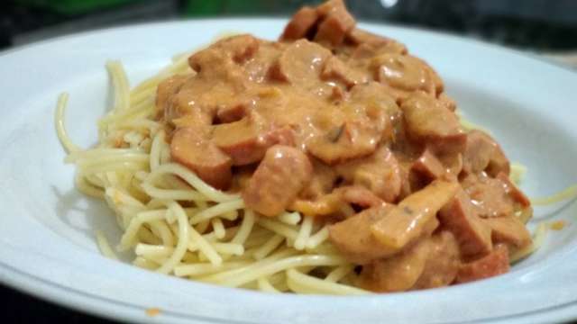 Receita macarrão ao molho de sardinha e salsicha