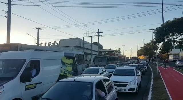 Semáforo estreia com congestionamento monstro em rotatória da Gury Marques