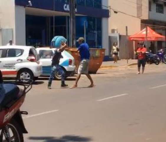 Flanelinhas brigando por ponto de estacionamento de veículos na fronteira