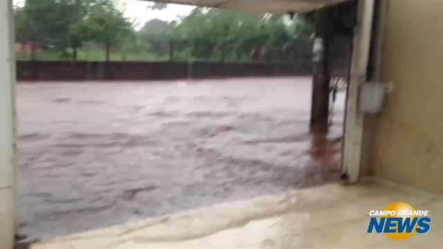 Chuva que causou estragos permanece até quinta-feira