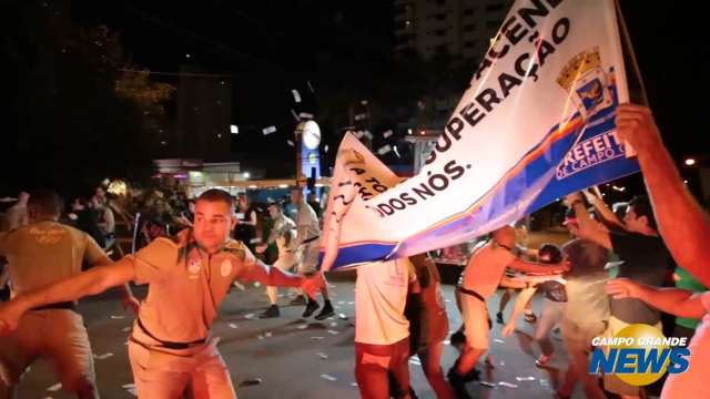 Manifestante fura bloqueio da segurança e tumulto atrapalha passagem da tocha