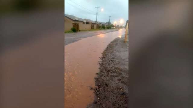 Em época de chuva rua se torna rio de enxurrada