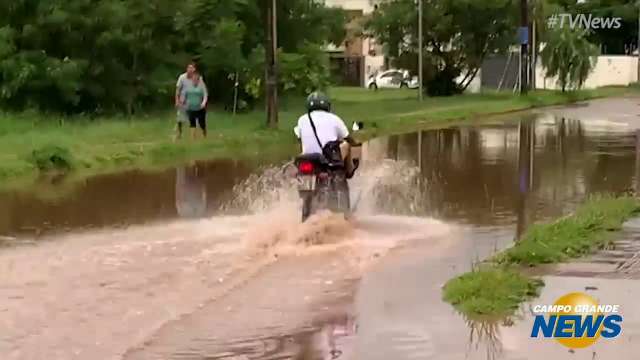 Ruas viram lago no Itatiaia