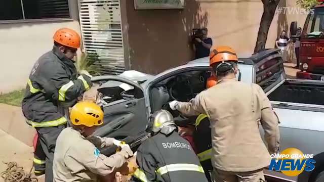 Após acidente, idoso é retirado de picape por Corpo de Bombeiros