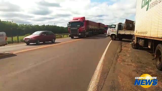 Caminhoneiros liberam pista, mas protesto segue no acostamento