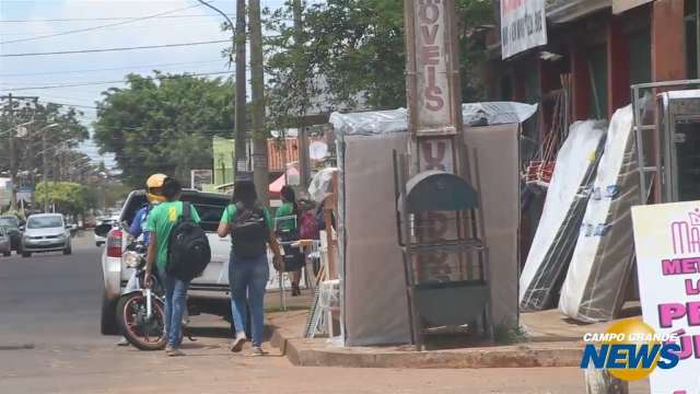 Lojas bloqueiam calçadas e atrapalham pedestres