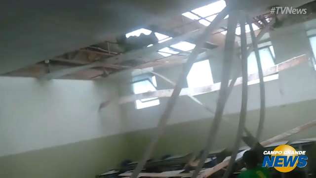 Ventania provocou destruição em escola e em fazenda