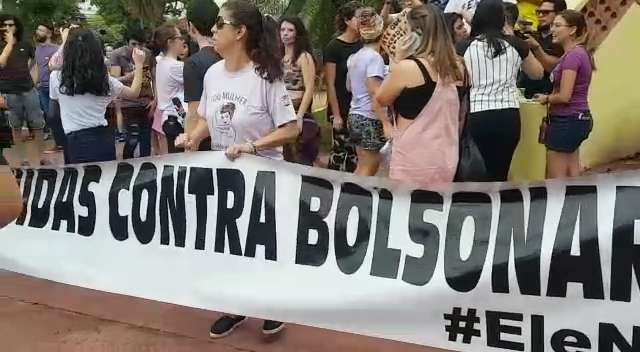 #Elenão: Mulheres fazem protesto em praça contra candidato à presidência