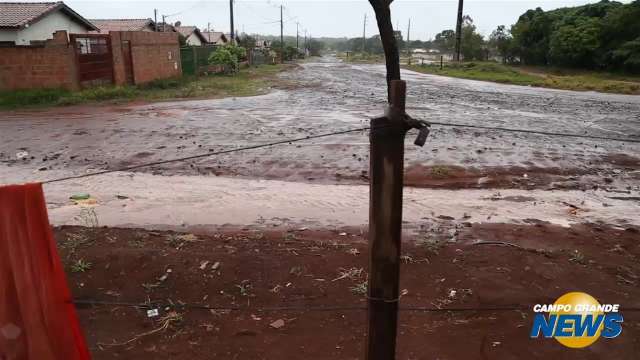 Chuva causa transtorno em pontos de ônibus sem cobertura