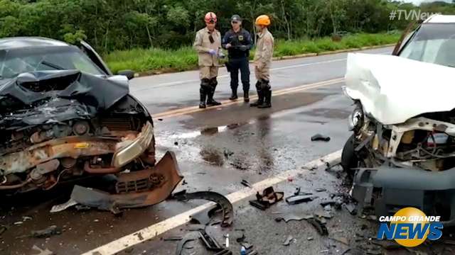 Batida de frente entre dois carros deixa sete feridos