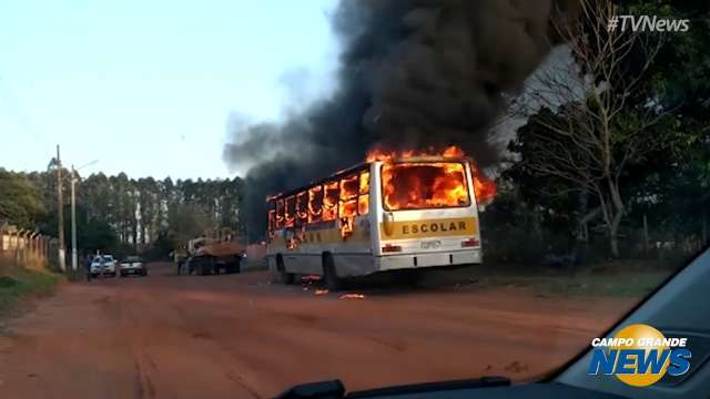 Ônibus escolar é destruído pelo fogo em Ribas do Rio Pardo