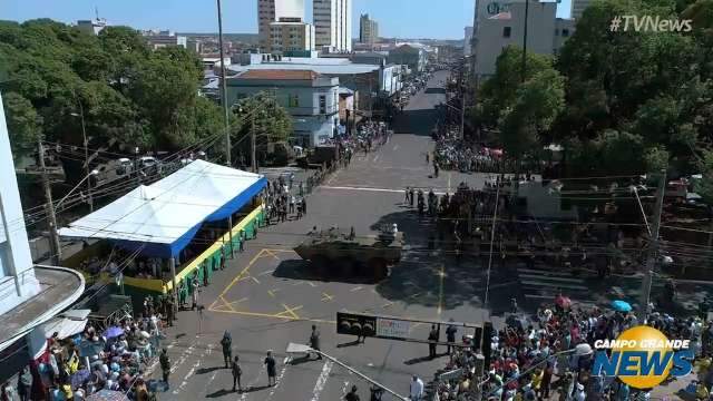 Parada militar é opção de entretenimento para famílias no feriado na Capital