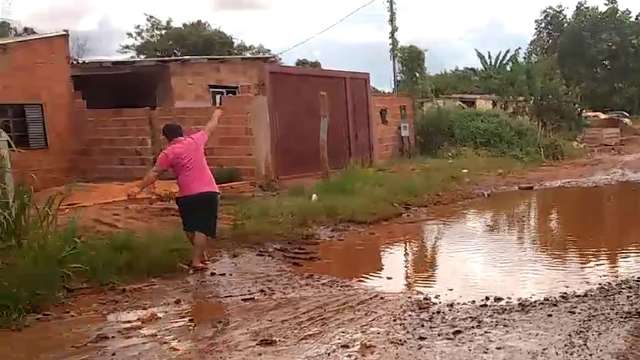 No Jardim Colorado, o malabarismo de todo dia de quem vive em meio ao barro