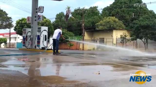 Dia da Água e o desperdício; posto lava calçada até em dia de chuva