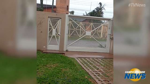 Chuva provoca alagamento em rua do Carandá Bosque