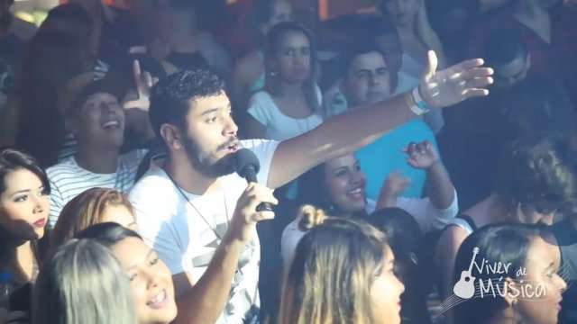 Para emplacar hit de Carnaval, aula é com cantor que tem legião masculina de fãs