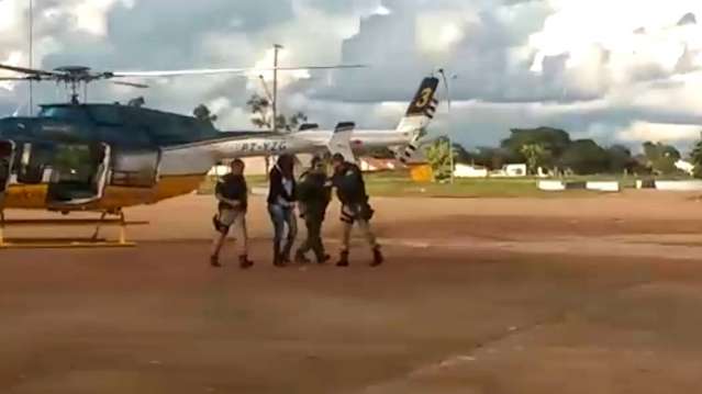 Casal suspeito de tráfico de drogas chega de helicóptero a Campo Grande