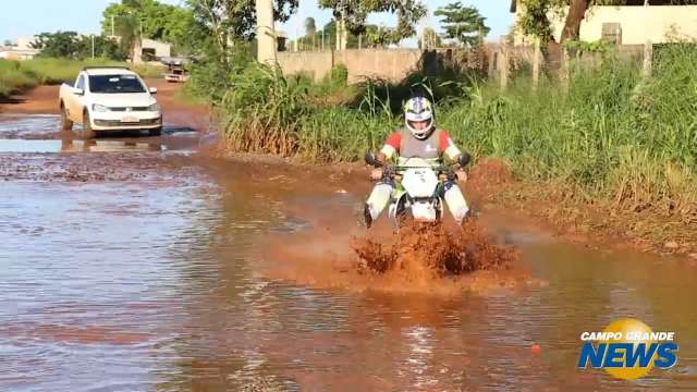 Próximo ao anel viário, rua sem asfalto virou &#39;piscina&#39; e ponto de assaltos