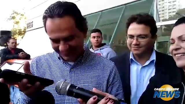 Prefeito surpreende contribuinte que ganhou carro em sorteio do IPTU