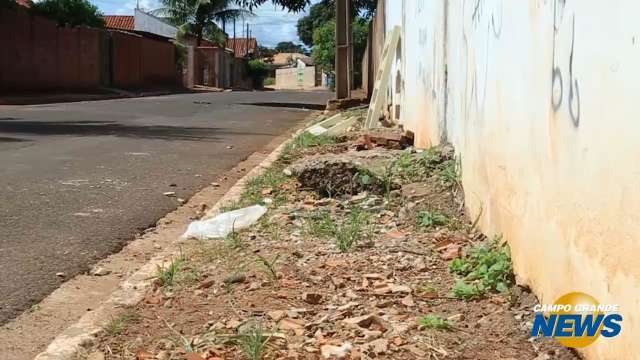 Sem calçada, quarteirão ocupado por escola expõe alunos