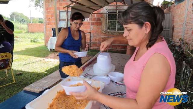 Moradores fazem galinhada para alugar máquinas e bancar obra contra enxurradas