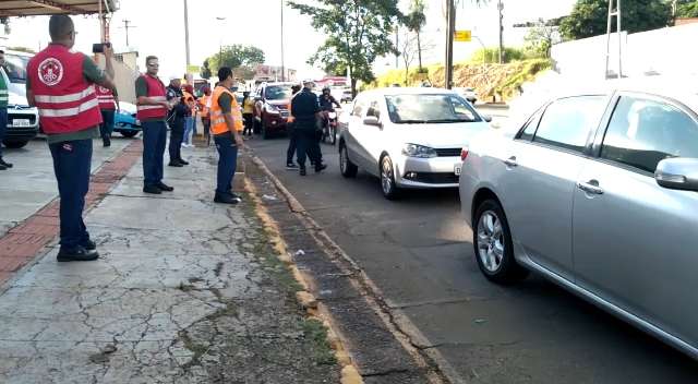 Para zerar mortes no trânsito, ação distribui água em rotatória