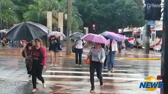 Dia chuvoso muda rotina e impede serviço de quem trabalha ao ar livre