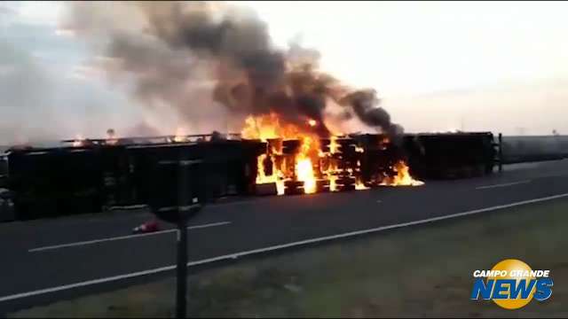 Carreta tomba e pega fogo na BR-163