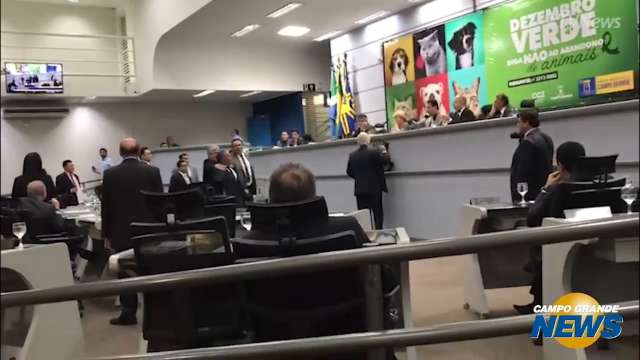 “Não merece essa cadeira”, esbraveja vereador contra colega que preside sessão