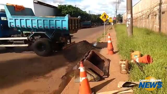 Após acidentes, prefeitura tapa buracos no Jardim Botafogo