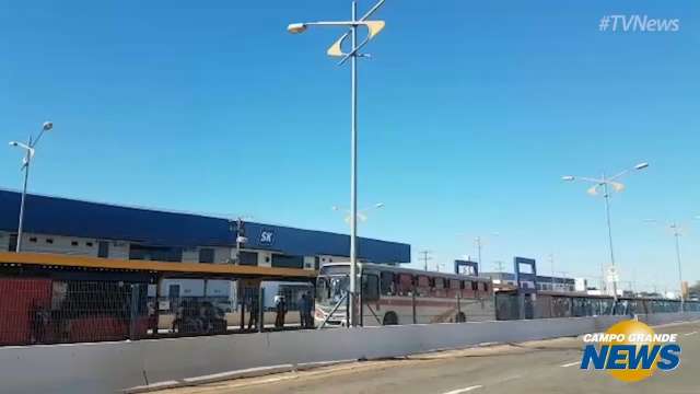 Apesar de cortes nas linhas de ônibus, movimento é tranquilo em terminal