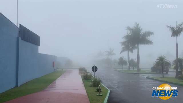 Dia é de chuva e neblina na fronteira com o Paraguai