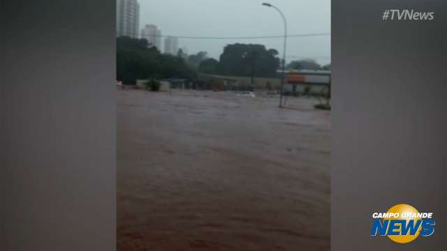 Avenida Norte-Sul ficou alagada após chuva