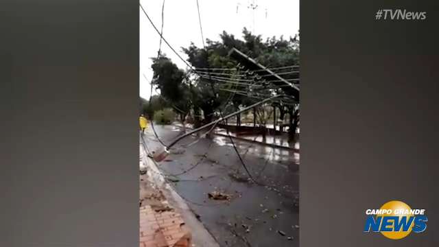 Com queda de poste, fiação ficou espalhada pela rua após chuva no Zé Pereira