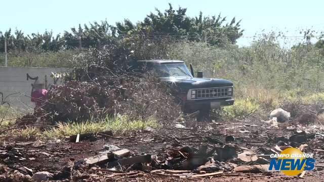 Morador desiste de jogar lixo ao ser flagrado