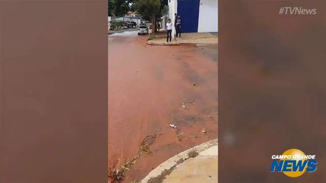 Água toma conta da rua e sobe na calçada durante vazamento no Amambaí