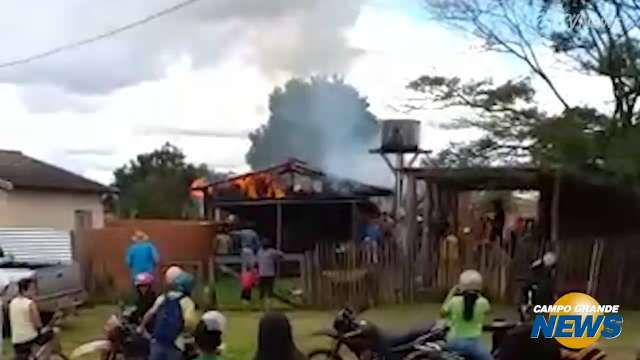 Fogo destrói casa de madeira em cidade da fronteira