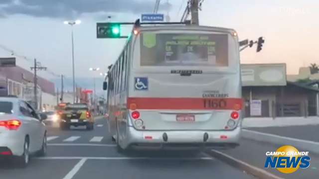 Torto, ônibus &#34;anda de lado&#34; na Avenida Eduardo Elias Zahran