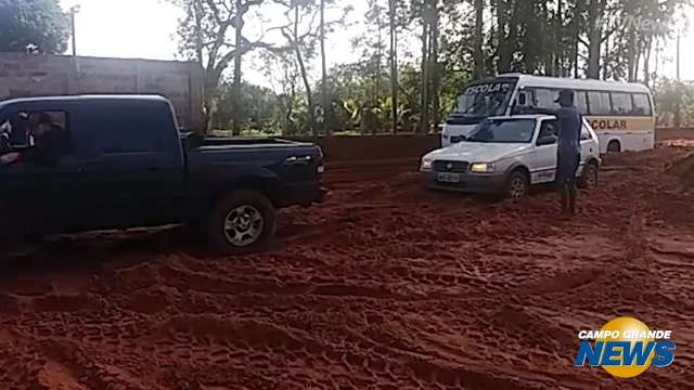 Dois veículos atolam em estrada na saída para Três Lagoas