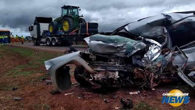 Acidente entre carreta e carro mata um na BR-163