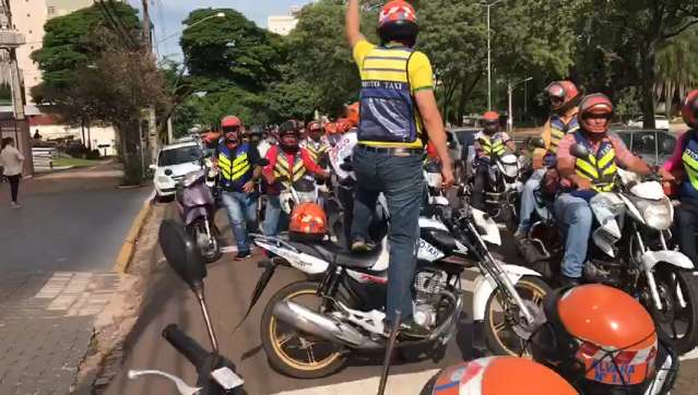 Mototaxistas protestam exigindo que serviço por aplicativo tenha regras