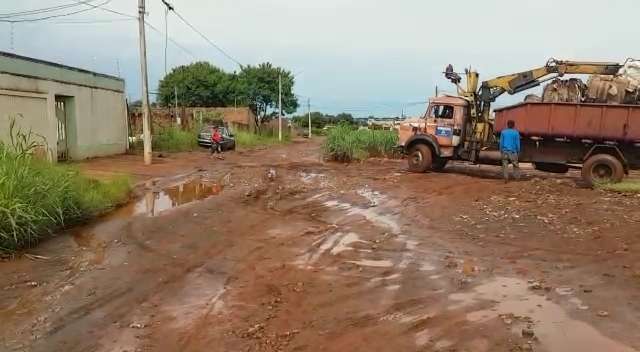 Chuva deixa rua intransitável em bairro que há meses pede melhorias