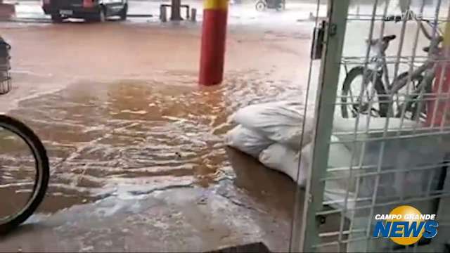 Chuva de aproximadamente 50 minutos alaga ruas do Jardim Carioca