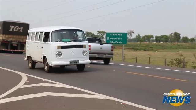 Motoristas ignoram lei e não ligam faróis nas estradas